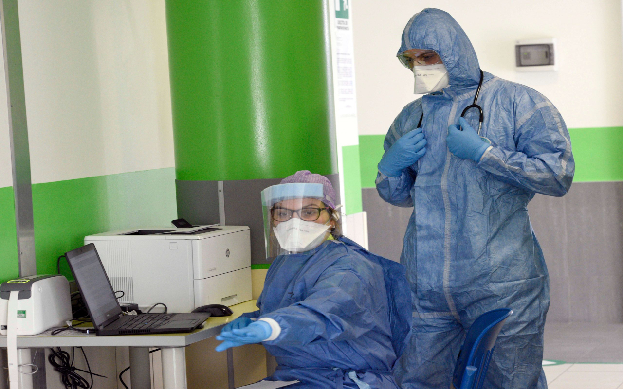 Medici e infermieri a lavoro in un ospedale