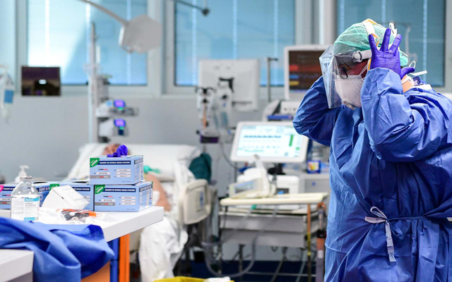 Medico a lavoro in un ospedale