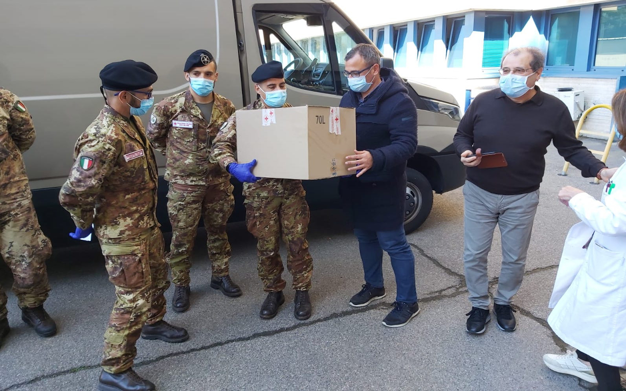 I kit rapidi consegnati donati dalla Croce Rossa