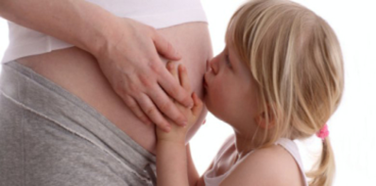 Donna in cinta bimba bambina piccolo