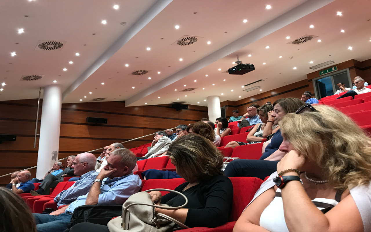 La platea durante la presentazione della bozza dell'atto aziendale ai direttori di struttura