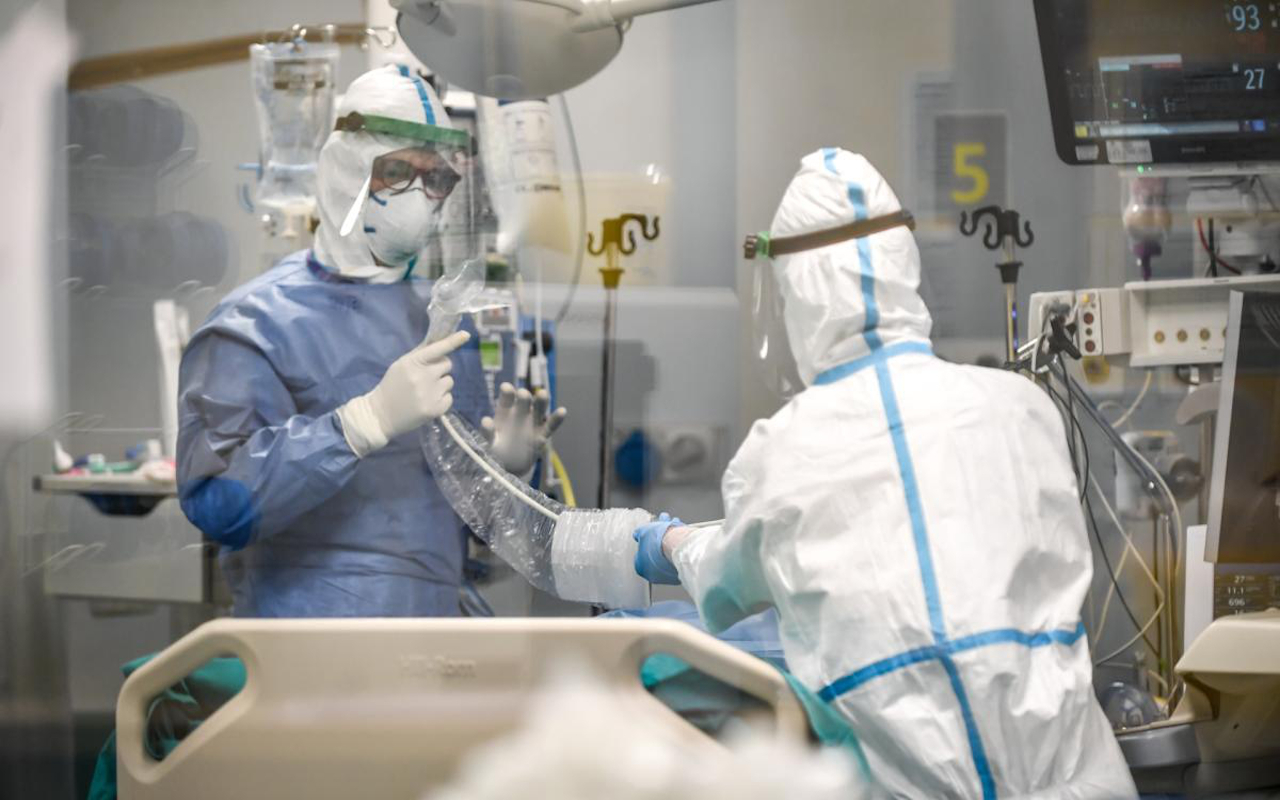 Medico e infermiere a lavoro