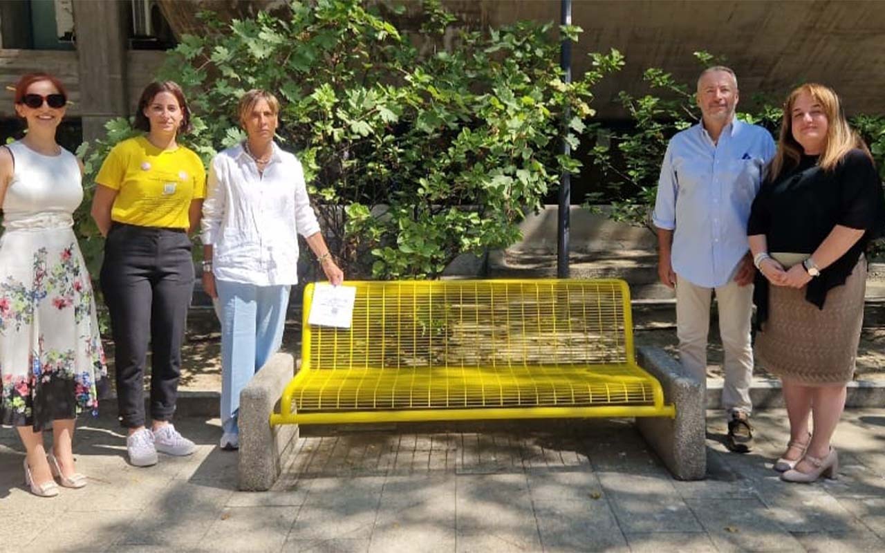 Due panchine come simbolo del sostegno al mondo femminile