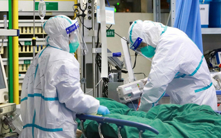 Medici e operatori sanitari a lavoro