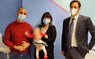 Giorgia con il marito Mauro, la piccola Margherita e il professor Andrea Figus