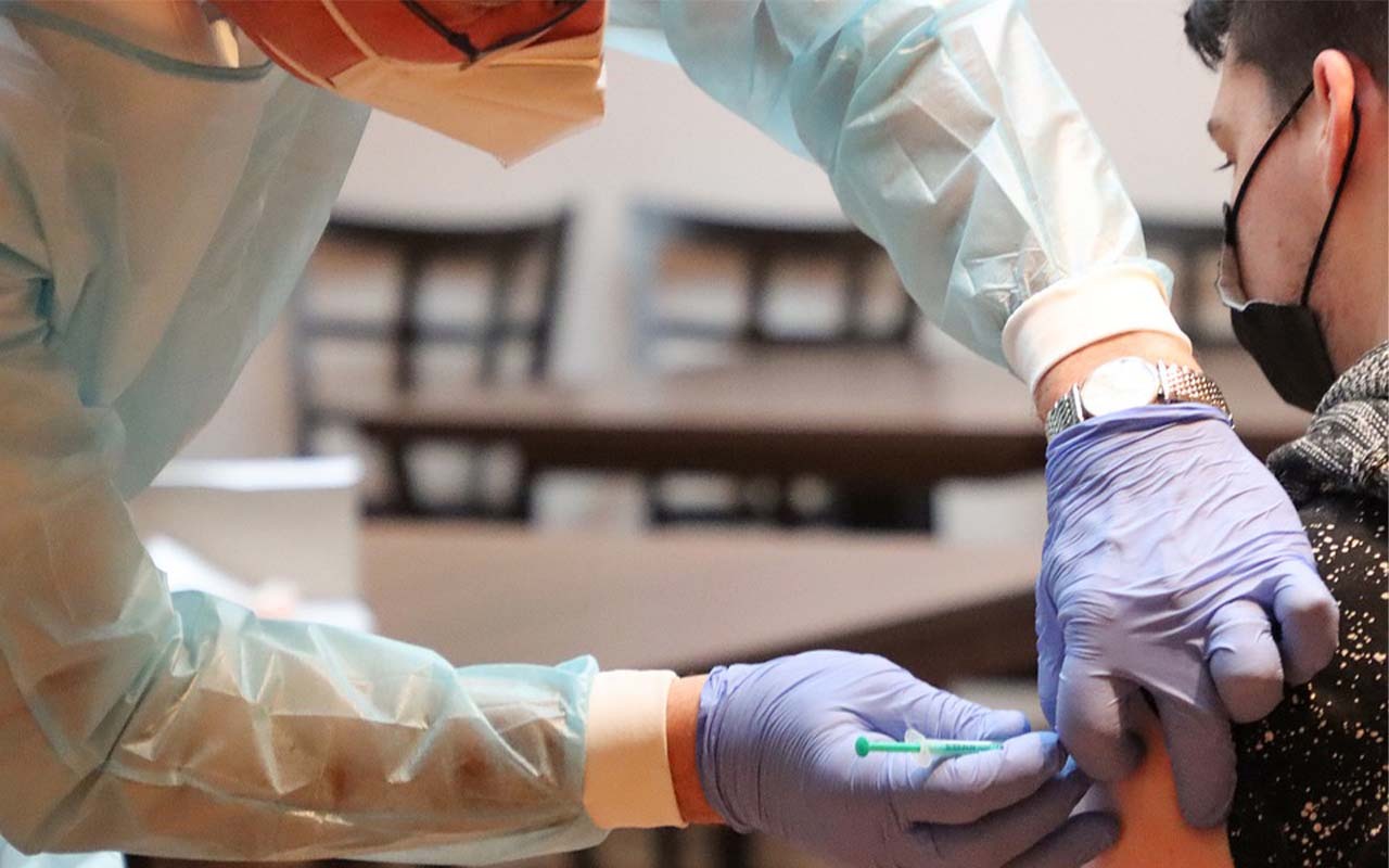 Vaccini anti Covid19, unica soluzione anche per i soggetti con malattie autoimmuni
